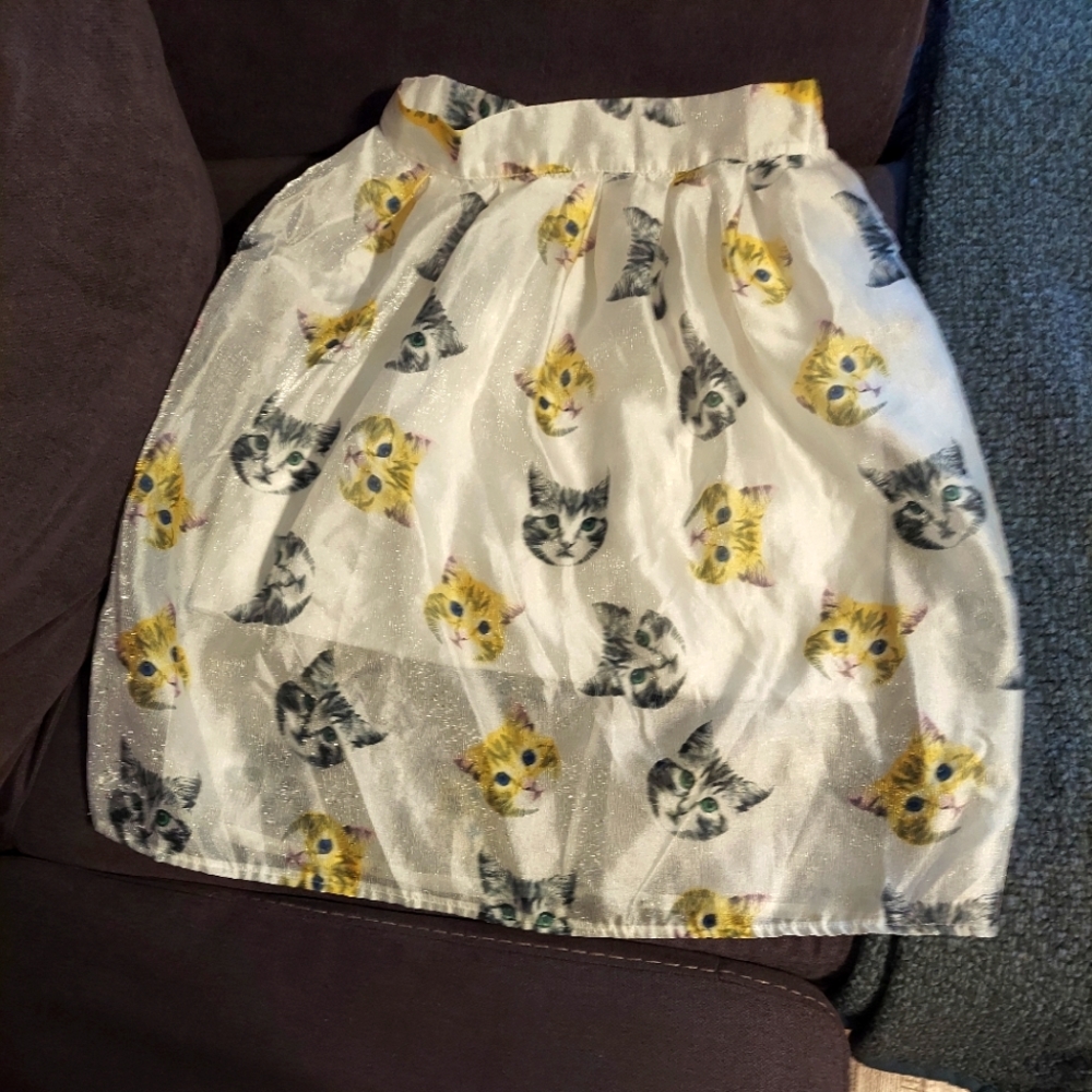 Super cute cat skirt.